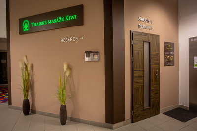 Kiwi Thai massage entrance (front desk, salon 1)