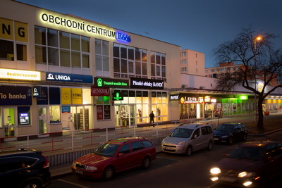 Vchod do obchodního centra, kde sídlí náš salón